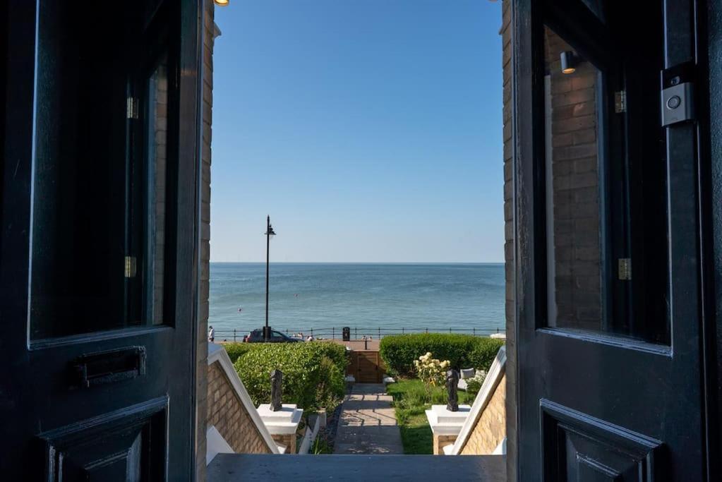 Stylish Beachfront Apartment, Sweeping Ocean Views And Luxury Touches Herne Bay Esterno foto