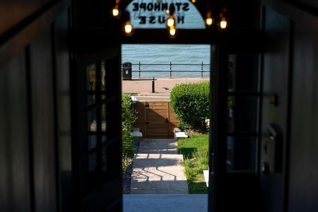 Stylish Beachfront Apartment, Sweeping Ocean Views And Luxury Touches Herne Bay Esterno foto